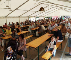 Im Festzelt war viel los